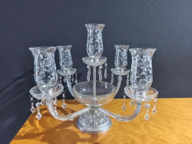 Castiçal Baixo de Cristal com Pingente de acrílico com cúpula decorada.