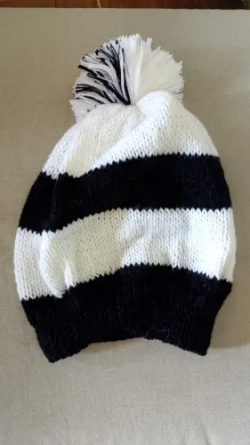 Gorro Touca de Frio para Adultos - Preto e branco com pompom