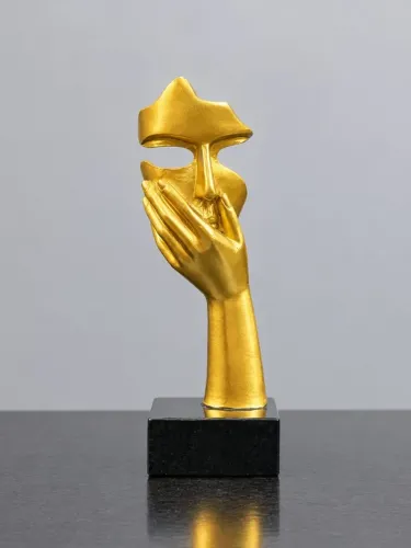 Escultura Abstrata Rosto Dourado com Mãos e Base Preta