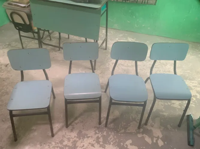 Mesa escolar com 4 cadeiras