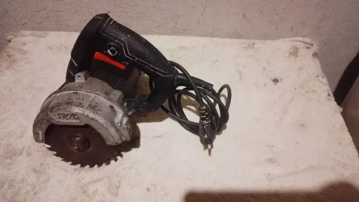 Vende se uma serra marmore skil funcionando perfeitamente