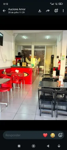 Passo um restaurante em pleno funcionamento. 