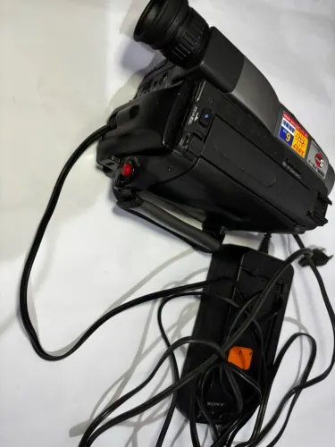 filmadora analógica vintage da linha Sony Handycam Vision funcionando com carregador