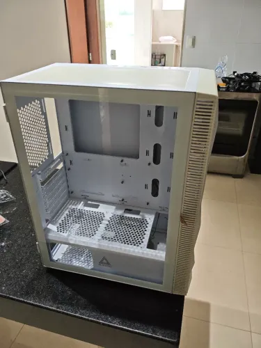 Gabinete gamer com porta de vidro