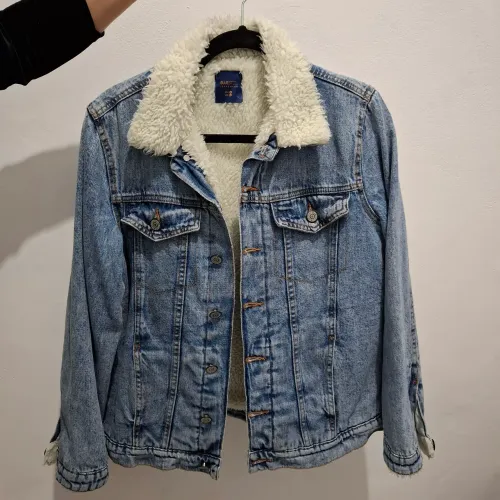 Jaqueta jeans forrada com pelinhos