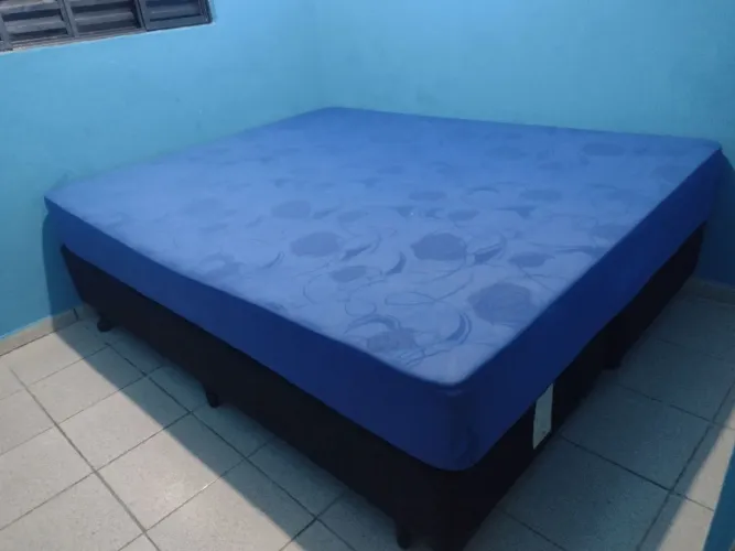 Vendo cama king size casal com colchão , um sofa e uma tv de tubo