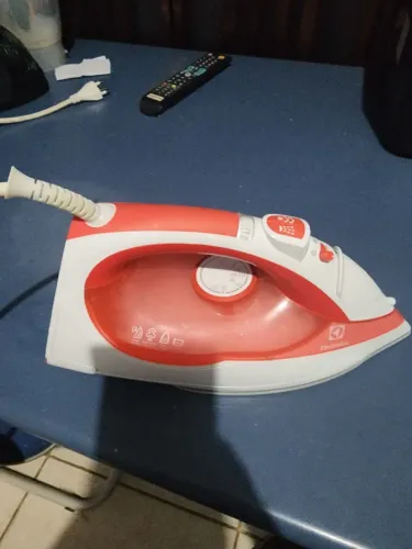 Ferro de passar roupas a vapor 127Volts funcionando perfeitamente