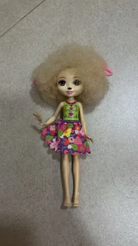 Boneca echantimals