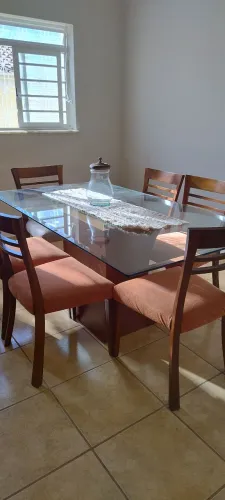Mesa de jantar com 6 cadeiras e buffet