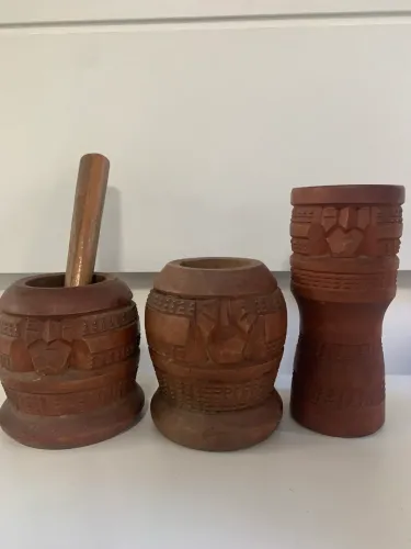 3 potes vasos vasilhas em madeira torneada com rosto índio indígena