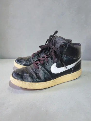 Tênis botinha em couro Nike preto Tam 36/37