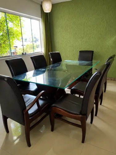 Mesa 8 cadeira em couro tampo de vidro