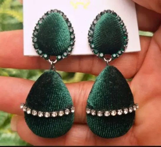 Brincos verde em veludo com cristais 