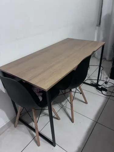 Mesa e cadeiras modelo industrial