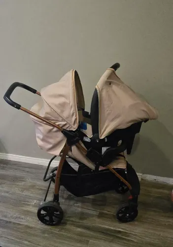Carrinho de bebê com bebê conforto-Burigotto