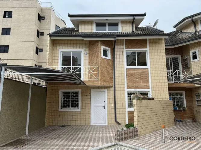 Sobrado com 3 dormitórios para alugar, 100 m² por R$ 3.935,00/mês - Bacacheri - Curitiba/P