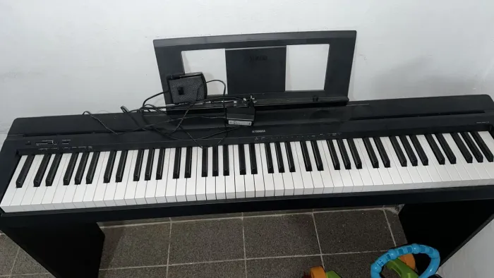 Piano Digital Yamaha 88 Teclas com Móvel - Excelente Estado