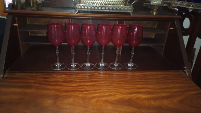 Conjunto de Taças Vermelhas Antigas