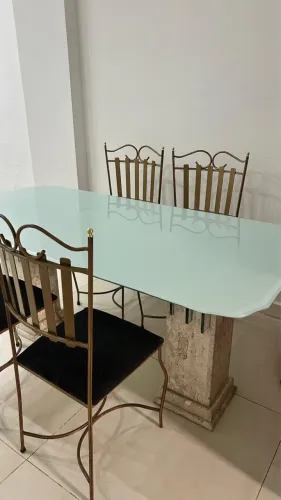 Mesa jantar tampo vidro, base pedra natural e 4 cadeiras metal