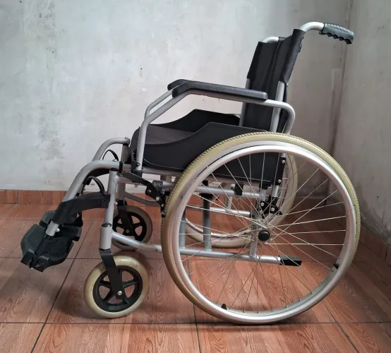 Cadeira de Rodas DellaMed D600 Estrutura em liga de alumínio, Dobrável até 120 Kg .