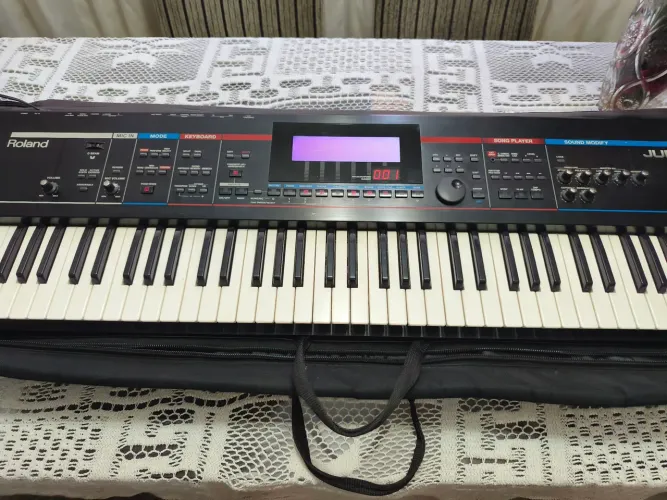 Teclado profissional Roland Juno Stage 76 teclas