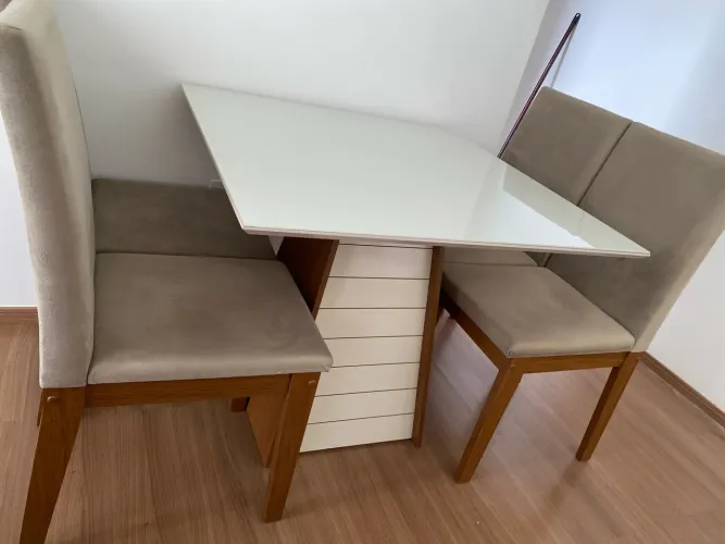MESA DE JANTAR COM 4 CADEIRAS 900 REAIS