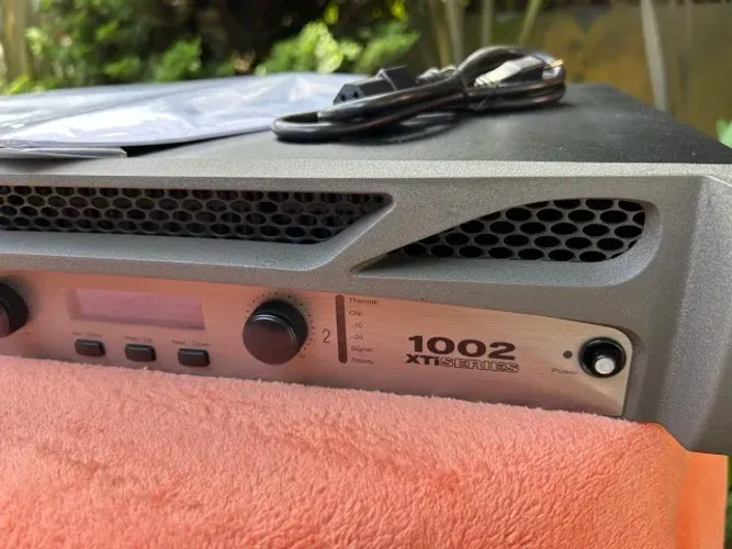 Amplificador De Potência Crown Xti 1002 Bivolt Seminovo Cinza 1400 W