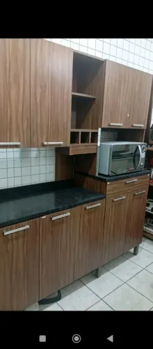 vendo armário 5 portas uma cavetar com vários compartimentos bem distribuídos muito lindo