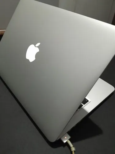 MacBook Pro 13" Retina (2015) - i5 / 8GB RAM - Tela com defeito - carregador original