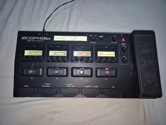 Pedaleira Zoom G5n V. 3.0. Estado de nova. Com licença Cubase LE...