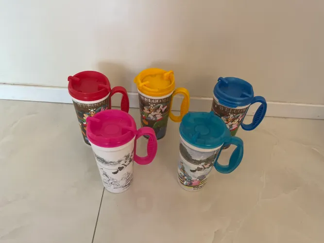 Canecas de plástico da Disney R$5,00 cada