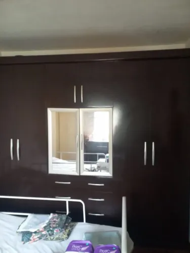 Guarda-roupa grande com espelho embutido