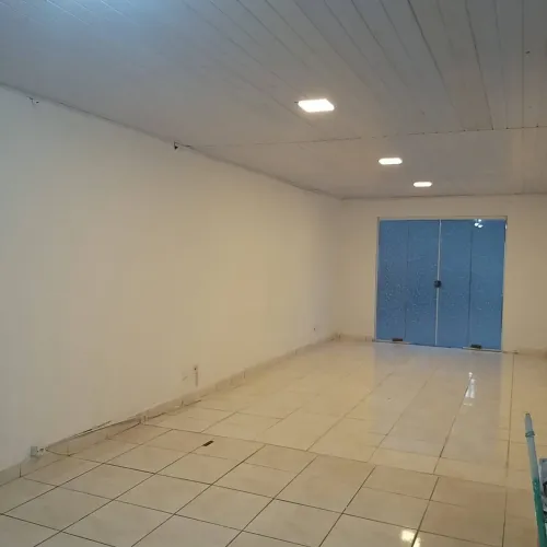 Loja 30 metros quadrado, com banheiro e pia 