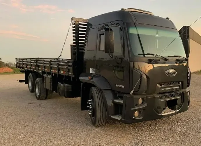Ford cargo 2428 6x2 - Ano 2012 Carroceria 