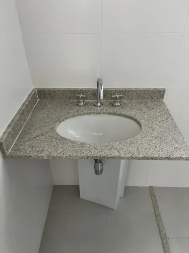 Lavatório banheiro com torneira Deca e sifão. 