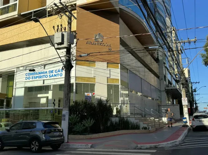 Pelegrine Aluga loja 70m² (55m² térreo, 15m² mezanino) com fachada em vidro, 01vg - Praia