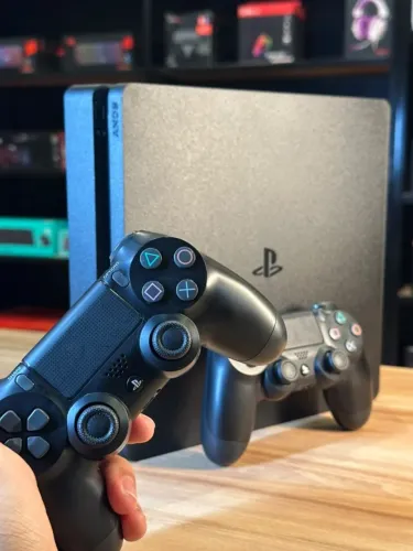 (LOJA FÍSICA) Playstation 4 Slim, 500GB + 2 CONTROLES