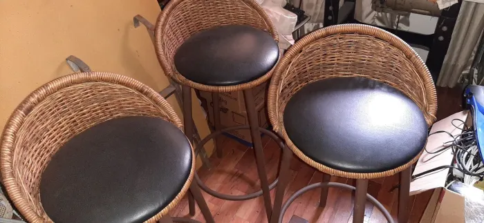 3 banquetas em junco natural,com pintura eletrostatica 