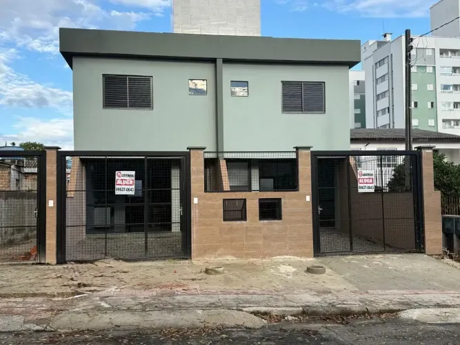 Casa geminada no Bairro Santa Bárbara próximo ao parque da prefeitura