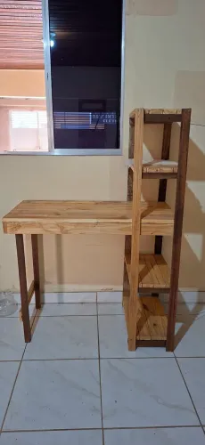 Escrivaninha com estante lateral