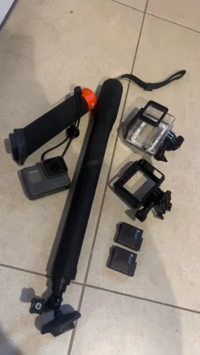 GoPro HERO 5 Black Seminova + Kit Completo (2 Baterias, Bastões e Caixa Estanque)