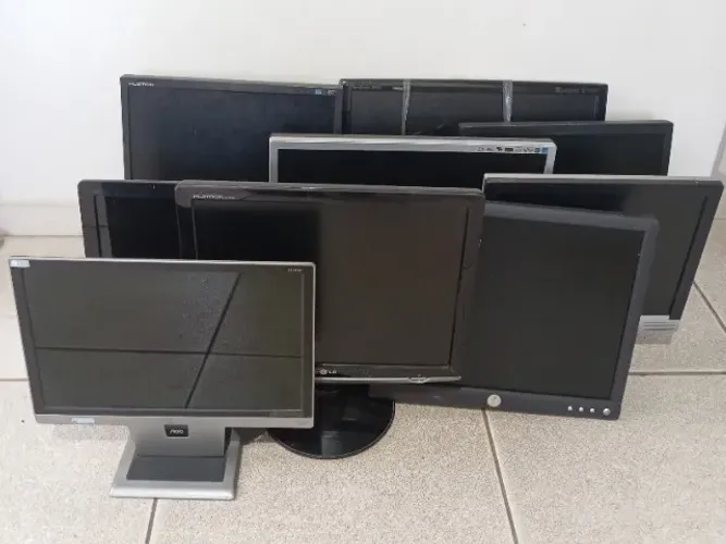 Lote com 9 monitores