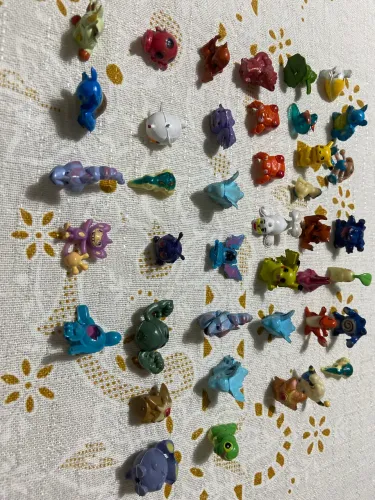 Lote com 41 Mini Bonecos Pokémon Colecionáveis - Pikachu e Outros Personagens