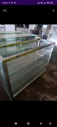 Vitrines De Vidros e madeiras