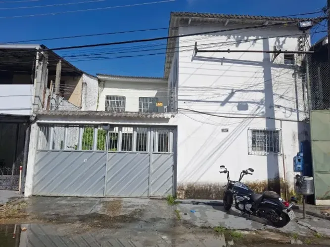 Casa Residencial/Comercial 2 Pisos c/ 7 Quartos sendo 5 Suítes Climatizada no Adrianopolis