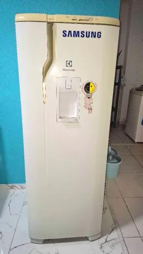 Vende se geladeira Electrolux usada