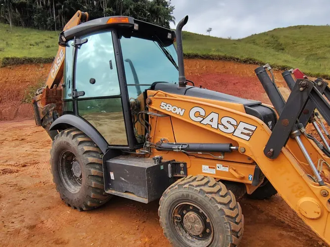 Retroescavadeira Case 580N 4x4 Cabinada