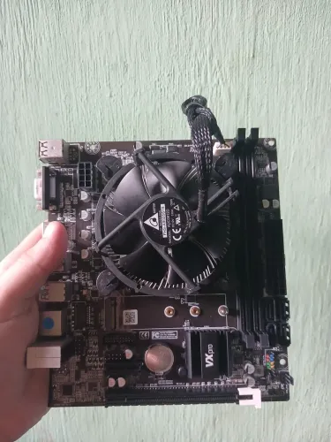 PLACA MÃE B250 DDR4 COM I3 8100