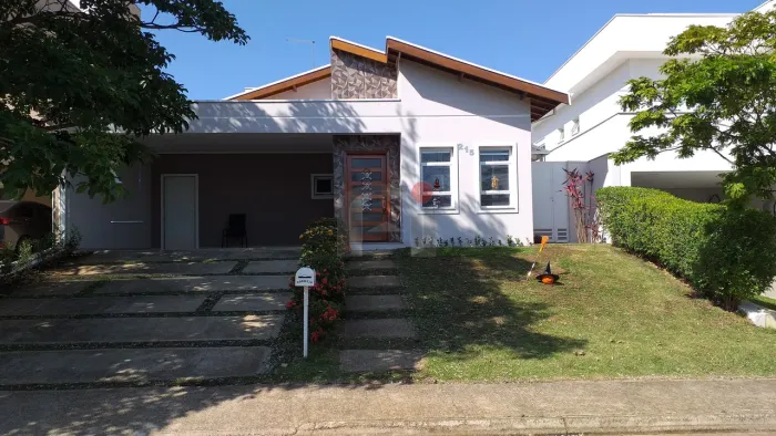 CASA COM PISCINA EM CONDOMÍNIO FECHADO