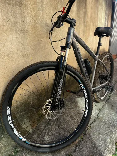 Bicicleta aro 29 freios hidráulicos cambio shimano
